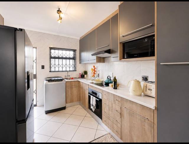 2 BEDROOM TOWNHOUSE FOR SALE IN LAMBTON GARDENS